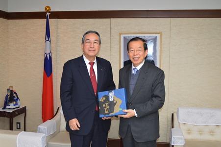 謝長廷・駐日代表（右）、山木靖雄・広島県議会議長（広島県日華親善協会会長）（左）