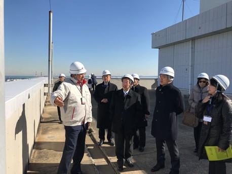 J-POWER磯子火力発電所で環境への影響が極めて少ない排煙について説明を受ける謝長廷・駐日代表（写真中央）