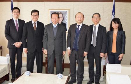 謝長廷・駐日代表（左３）、アジア生産性機構（APO）のサンティ・カナクタナポーン事務局長（左２）