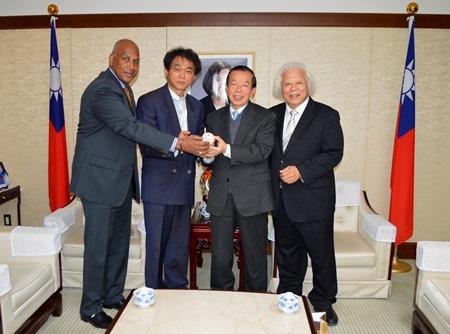 謝長廷・駐日代表（右２）、台湾出身在米アーティストの林世宝氏（左２）、世界野球ソフトボール連盟のジョージ・サンティアゴ（George Santiago）氏（左１）