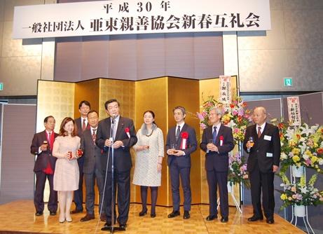 乾杯の音頭をとる伊東良孝・衆議院議員、張仁久・駐日副代表（左３）、大江康弘・亜東親善協会会長（左４）、柿澤未知・日本台湾交流協会総務部長（右３）、新垣旬子・日本中華聯合総会会長（右４）
