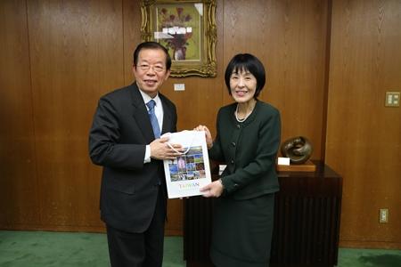 謝長廷・駐日代表（左）、高橋はるみ北海道知事（右）