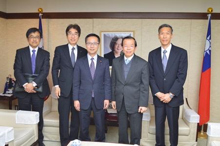 謝長廷・駐日代表（右２）、古川元久・希望の党幹事長（衆議院議員）（左３）、吉良州司・希望の党国際委員長（衆議院議員）（左２）