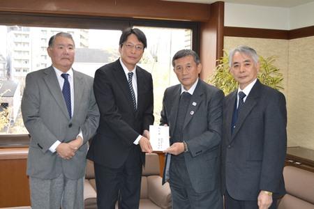 張仁久・駐日副代表（左２）、東京華僑商工聯合会の高博恭・代表理事（右２）