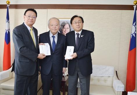 三村申吾・青森県知事（写真右）、加川雅人・一般社団法人青森県りんご対策協議会会長（左）から花蓮地震被災者への義援金を受け取る郭仲熙・駐日副代表（中央）
