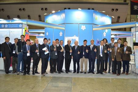 郭仲煕・駐日副代表（右９）、呉茂昆・中央研究院物理研究所院士（右10）および台湾パビリオン出展者ら