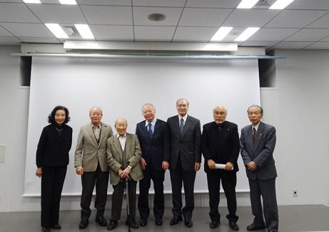 写真左から、台湾美術研究家の森美根子氏、何川騰讓氏、何騰鯨氏、郭仲熙・駐日代表処副代表、朱文清・駐日代表処台湾文化センター長、中谷時男・新構造社理事長、古川泰司・新構造社顧問（写真提供：駐日代表処台湾文化センター）

