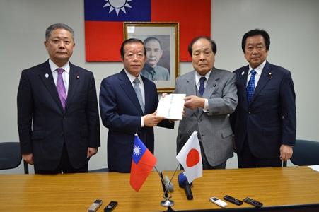 謝長廷・駐日代表（左２）、「日本維新の会」の片山虎之助・共同代表（参議院議員）（右２）、馬場伸幸・幹事長（衆議院議員）（左１）、石井章・国対副委員長（参議院議員）（右１）