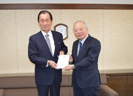 郭仲煕・駐日副代表（右）、「JA全農あおもり」（全国農業協同組合連合会青森県支部）の阿保直延・運営委員会会長（左）