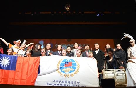 呉新興・中華民国僑務委員会委員長（写真後列左４）、謝長廷・駐日代表（同５）、紀秋美・107年春節文化訪問団執行委員長(同３)
