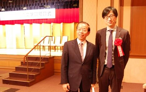 謝長廷・駐日代表（写真左）、東山彰良氏（右）
