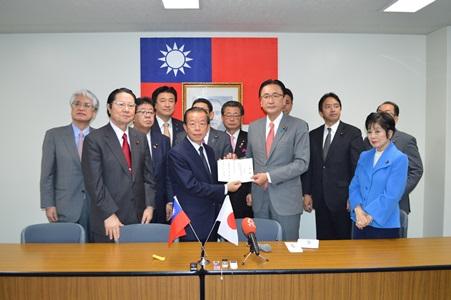 謝長廷・駐日代表（中央左）、日華議員懇談会の古屋圭司・会長（中央右）および超党派衆参国会議員ら
