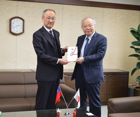 郭仲熙・駐日副代表（写真右）、河田英介・茨城県国際政策総括監（左）