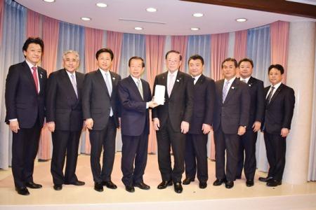 謝長廷・駐日代表（左４）、東京都議会「自民党日台友好議員連盟」の高橋信博・会長（右５）
