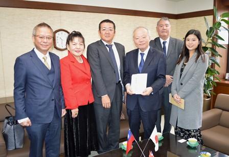 郭仲煕・駐日副代表（右３）、林裕玲・日本台湾商会聯合総会会長（左２）、鍾幸昌・千葉台商会会長（左１）、鹿児島実・自由民主党千葉県支部連合会次長（左３）
