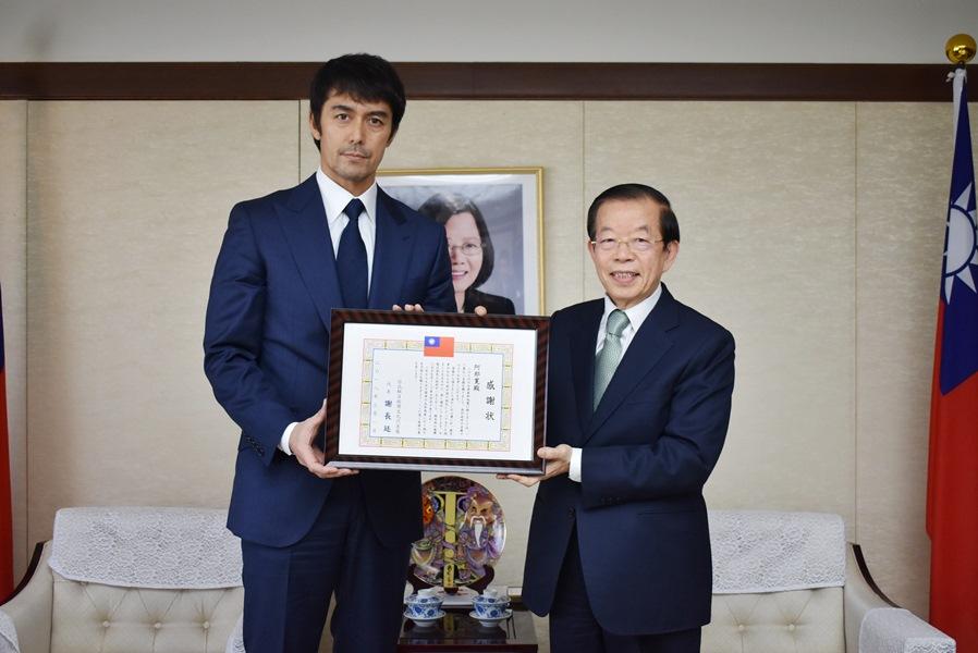 阿部寛さん（写真左）から花蓮地震への義援金贈呈に感謝状を贈る謝長廷・駐日代表（右）
