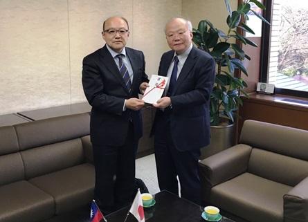 郭仲煕・駐日副代表（右）、塩畑正志・笠間市長公室長（左）