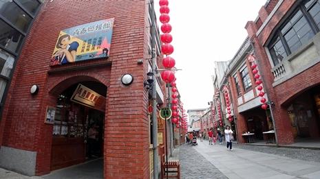 宜蘭県五結郷に位置する国立伝統芸術センター（國立傳統藝術中心）は、台湾の伝統文化を紹介するテーマパークです。広大な敷地内には学問の神様を祀る「文昌祠」や福建地方の伝統家屋である三合院住宅、さらには赤レンガの建物が続く古い家並みなどが再現されています。中でも、宜蘭で初めて科挙試験に合格した黄纘緒の邸宅「黄挙人宅」や、鄭氏一族の家廟（祖先の位牌を祀る建物）である「広孝堂」は一見の価値があります。これらは文化財保存のため、実際にあった建物を移築したものです。敷地の中心に伸びる「文昌街」は、台北の迪化街や三峡、鹿港の家並みに似ています。ここには漢方薬や藍染めグッズ、チャイナシューズ、手作り石鹸などを扱った個性派ショップが並んでいます。このほか、劇場もあり、内外の伝統パフォーマンスの公演が催されています。なお、アクセスは冬山河親水公園から船を利用することも可能です。のんびりと川を下っていくと、いつもとは違った風情を感じられるはずです。