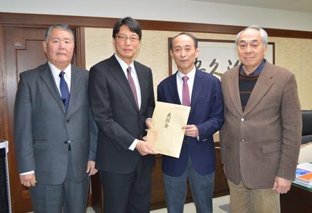 張仁久・駐日副代表（左２）、張建民・東京中華学校理事長（右２）、劉剣城・東京中華学校校長（右１）