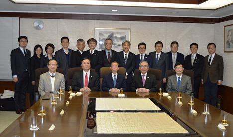 謝長廷・駐日代表（前中央）、三島良直・東京工業大学学長（前右２）、廖慶栄・台湾科技大学校長（前左２）