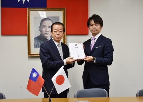 謝長廷・駐日代表（写真左）、西田修一・「Yahoo!基金」理事(右)
