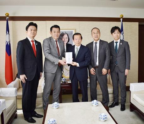 謝長廷・駐日代表（写真中央）、山内晃・会長（左２）
