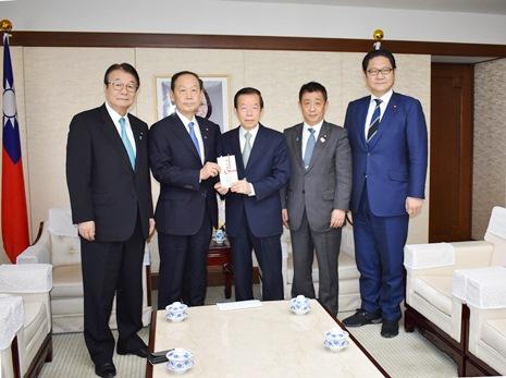 謝長廷・駐日代表（写真中央）、アジア・太平洋国会議員連合（APPU）議員団の山口俊一・副団長/衆議院議員（左２）、山本順三・幹事長/参議院議員（左１）、井原巧・事務局長/参議院議員（右２）、穴見陽一・事務局長代理/衆議院議員（右１）
