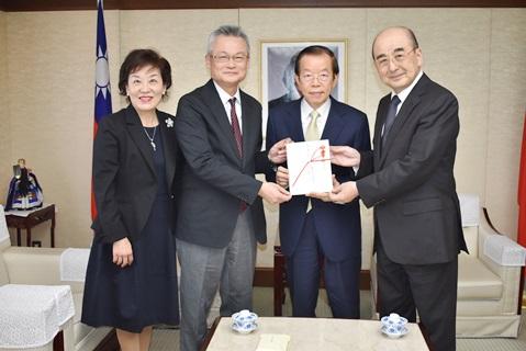 謝長廷・駐日代表（右２）、群馬県台湾総会の頌彦真賢・会長（左２）および頌彦守真・事務局長（左１）、NPO法人高崎ネットワークの清水一也・理事長（右１）
