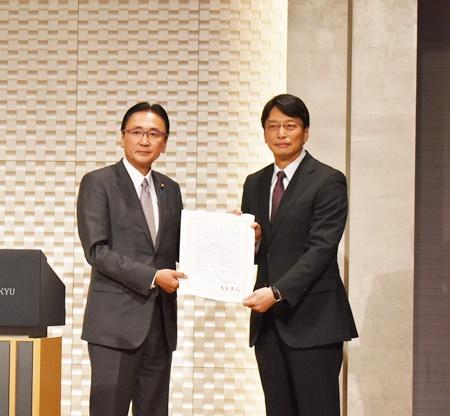 日華議員懇談会（日華懇）による「台湾のWHO年次総会（WHA）オブザーバー参加を支持する」決議文を日華懇会長の古屋圭司・衆議院議員（写真左）から受け取る張仁久・駐日副代表（右）
