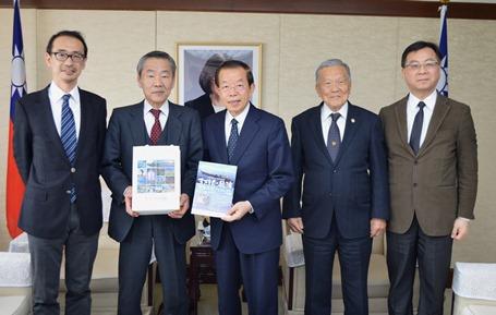 謝長廷・駐日代表（中央）、林良博・国立科学博物館館長（左２）