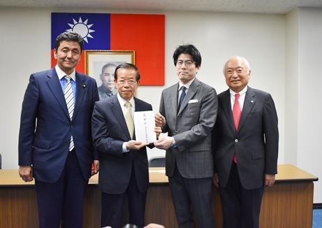 謝長廷・駐日代表（写真左２）、自民党の岸信夫・衆議院議員（左１）、柳居俊學・山口県議会議長/日台友好促進山口県議会議員連盟会長（右１）、勝倉教雄・「全日本私立幼稚園連合会」事務局長（右２）
