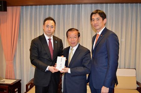 謝長廷・駐日代表（中央）、自由民主党青年局の鈴木馨祐・衆議院議員（青年局長）（左）、小林鷹之・衆議院議員（右）
