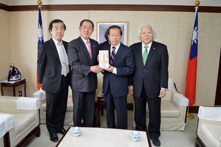 謝長廷・駐日代表（右２）、松澤寛文・NPO育桜会理事長（左２）