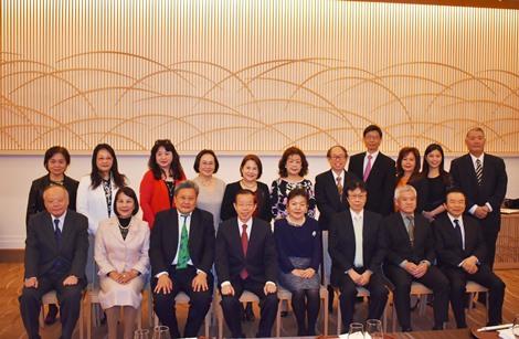 謝長廷・駐日代表（写真前列左４）、郭仲熙・駐日副代表（同左１）、僑務委員に任命された林裕玲氏（同右４）、許青峯氏（同右３）、黄俊銘氏（同右２）の3氏と、僑務諮詢委員、僑務顧問、僑務促進委員に任命された各委員


