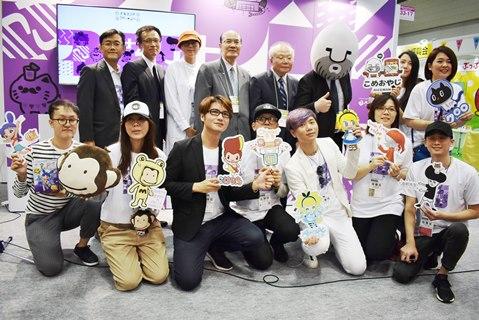 郭仲熙・駐日副代表（後列左５）、「FRESH TAIWAN 台湾オリジナル」を統括する羅嘉惠・聯合数位文創股份有限公司 IP授権発展部プロジェクトダイレクター（同３）、黄国欽・「FRESH TAIWAN 台湾オリジナル」顧問（同１）
