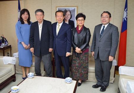 謝長廷・駐日代表（中央）、楊合義・平成国際大学名誉教授（左２）、浅野和生・日台関係研究会事務局長（右１）