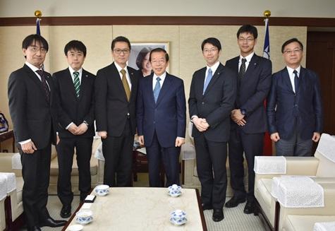 謝長廷・駐日代表（写真中央）、「全日本教職員連盟」の郡司隆文・委員長（左３）
