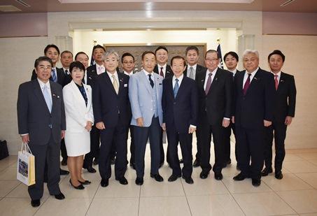 謝長廷・駐日代表（前列右３）、北海道議会日台親善議員会の和田敬友・会長（同４）
