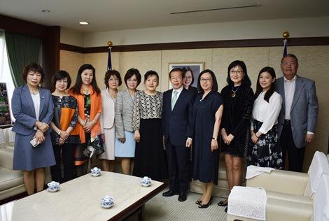 謝長廷・駐日代表（右５）、新任の林裕玲・会長（左６）ら役員一同
