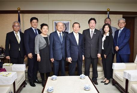 謝長廷・駐日代表（前列左５）、陳潘淼・総会長（左４）ら役員一同
