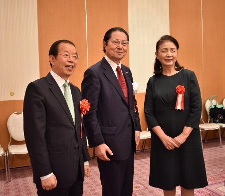写真左より、謝長廷・駐日代表、「亜東親善協会」新会長の衛藤征士郎・衆議院議員、新垣旬子・日本中華聯合総会会長
