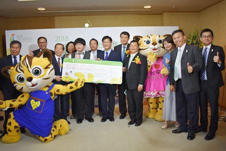 謝長廷・駐日代表（左３）、林佳龍・台中市長（左７）、何煖軒・チャイナエアライングループ会長（左８）、スペシャルゲストで歌手の林育羣さん（左５）

