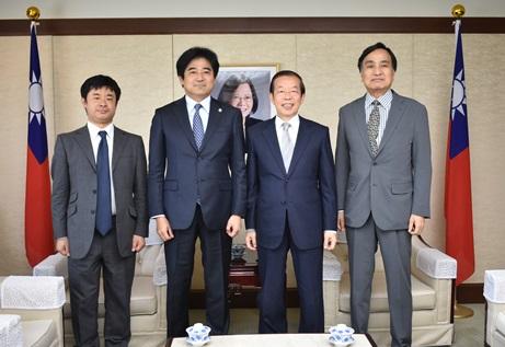 謝長廷・駐日代表（写真右２）、笠井直人・第二東京弁護士会会長（左２）
