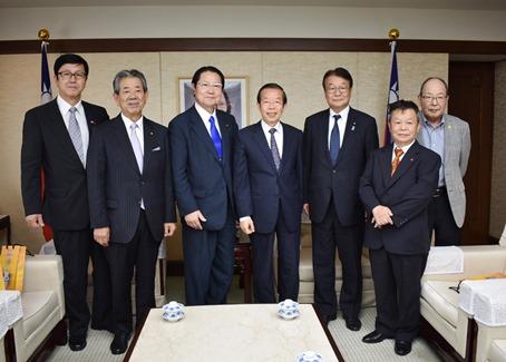 謝長廷・駐日代表（写真中央）、「一般社団法人 亜東親善協会」新会長の衛藤征士郎・衆議院議員（左３）、副会長の山本順三・参議院議員（右３）、理事の金子万寿夫・衆議院議員（左２）ら役員一行
