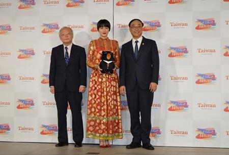写真左より、郭仲煕・駐日副代表、台湾観光イメージキャラクターの長澤まさみさん、周永暉・台湾観光局長