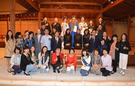 謝長廷・駐日代表（２列左７）、中村雅之・横浜能楽堂館長（２列右５）、張育華・国光劇団団長（２列右１）、呉栄順・国立伝統芸術センター長（２列左６）陳桎宏・駐日代表処横浜分処長（２列右３）、朱文清・台湾文化センター長（２列左５）、国光劇団と横浜能楽堂の出演者ら、並びに世界華人工商婦女企管協会日本分会の浜田裕子会長（１列右５）と会員ら