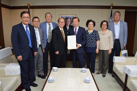 謝長廷・駐日代表（右４）、東京崇正公会の劉南強（中原昂）会長（左４）