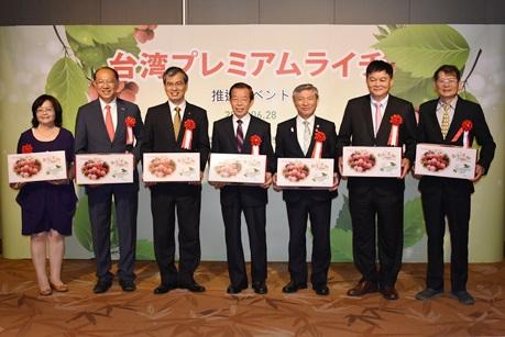 写真左から、林慧玲・国立中興大学教授、卓永財・ハイウィン（株）会長、陳英顕・台湾貿易センター本部マーケティング部長、謝長廷・駐日代表、張光瑤・台中市副市長、陳益宗・台湾青果運銷合作社理事主席、謝慶昌・国立中興大学副教授
