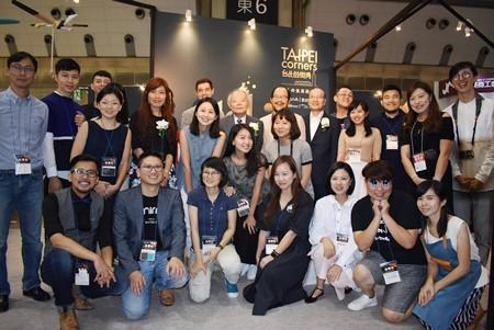 郭仲熙・駐日副代表（写真３列目中央）、鍾永豊・台北市文化局局長、周琍敏・財団法人松山文化創造パーク総監督、来賓および出展ブランド18社の関係者ら
