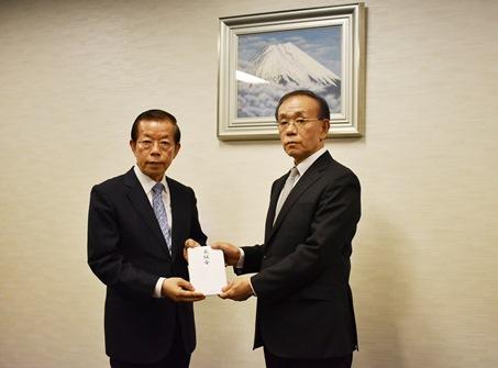 日本台湾交流協会の谷崎泰明・理事長（写真右）に義援金を手渡す謝長廷・駐日代表（左）
